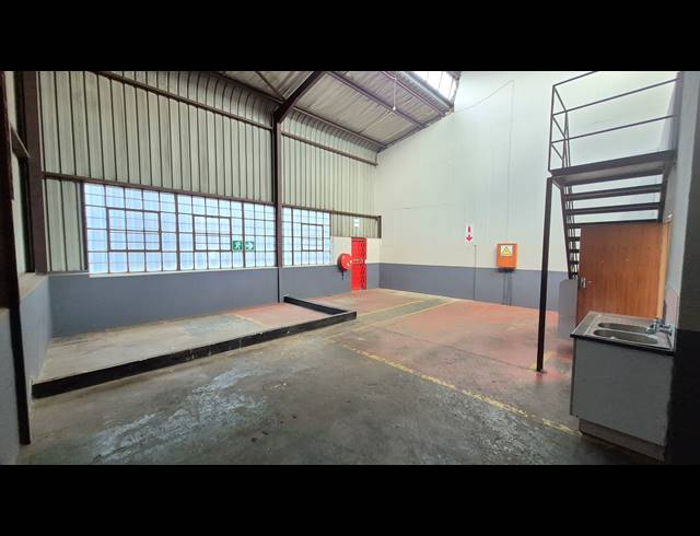 140M² FACTORY TO LET IN APEX